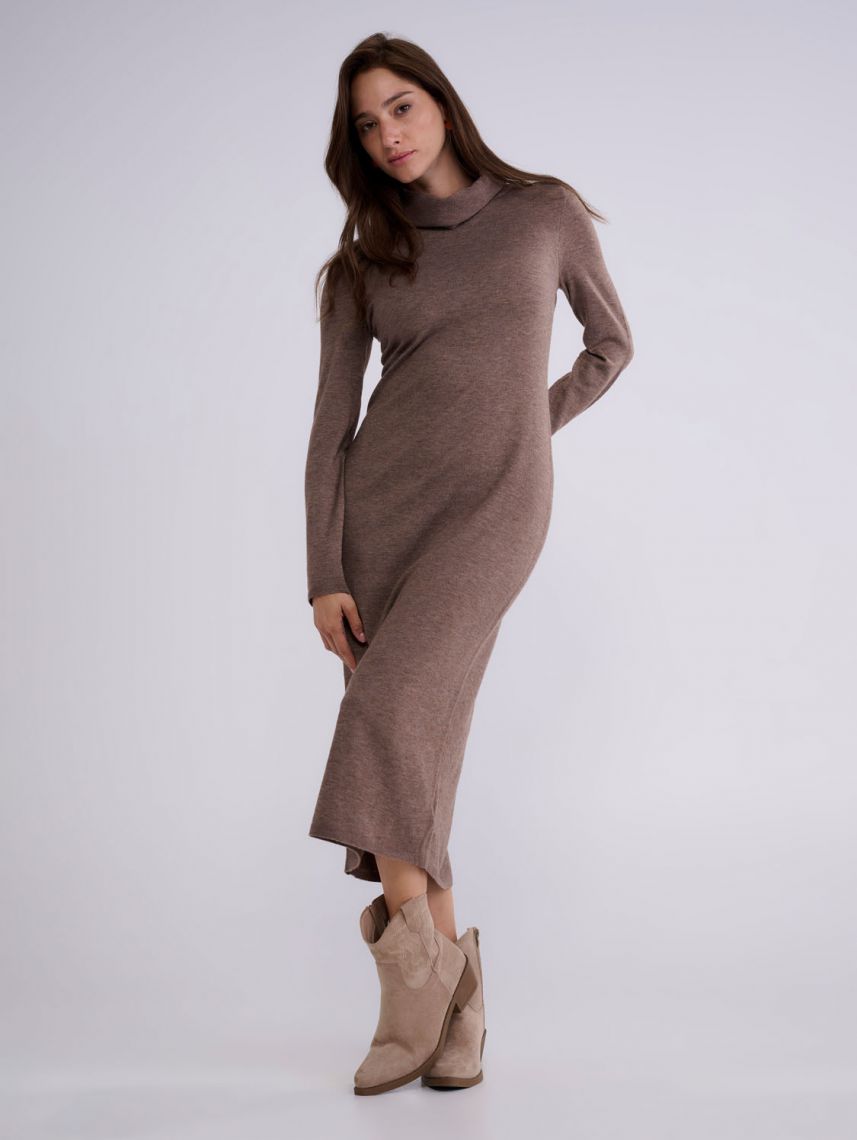 שמלה עם צווארון גבוה