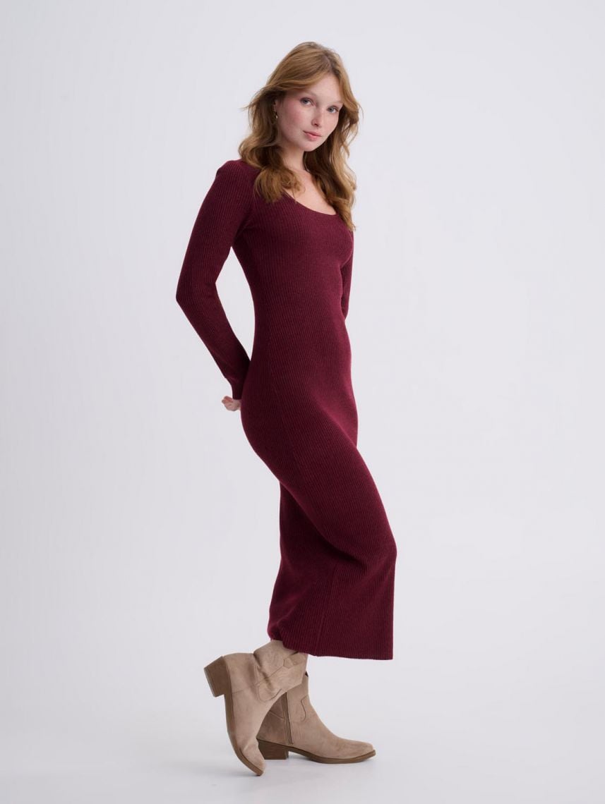 שמלה עם מפתח מרובע