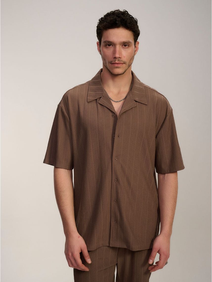 חולצת טקסטורה מכופתרת