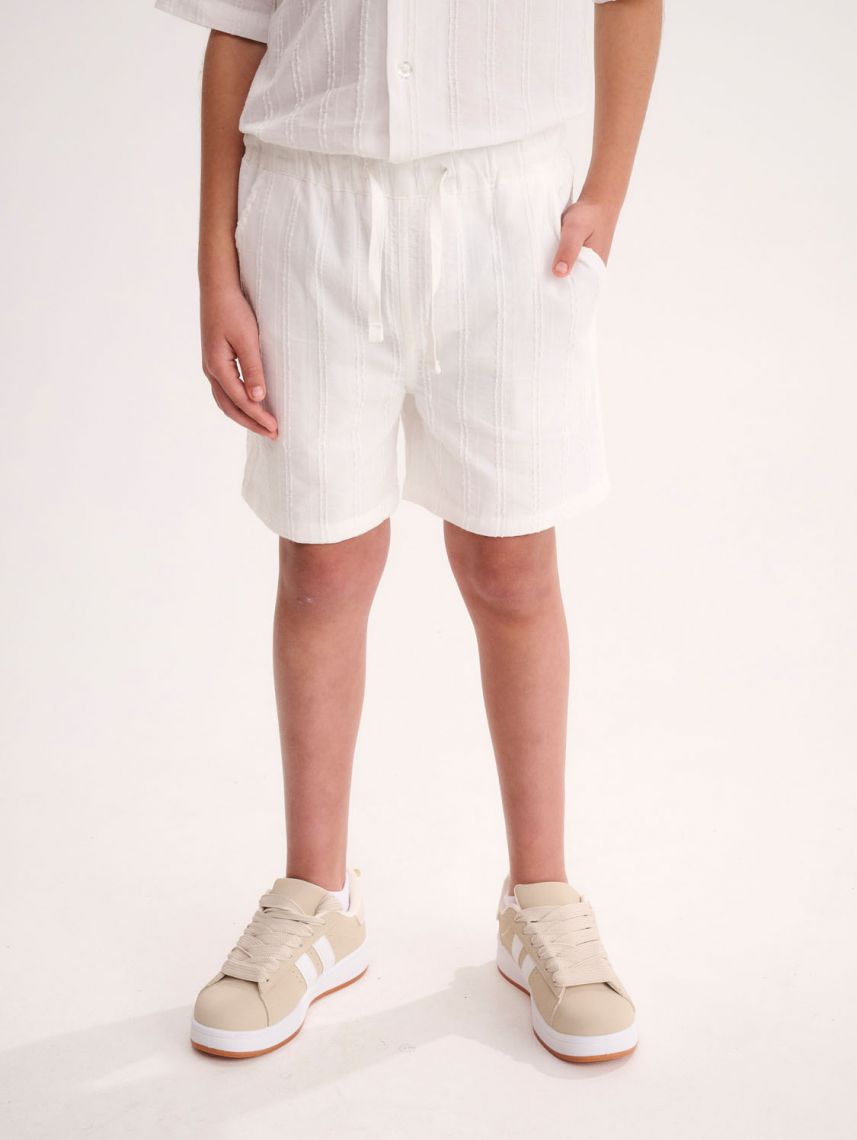 מכנסיים קצרים במראה פשתן