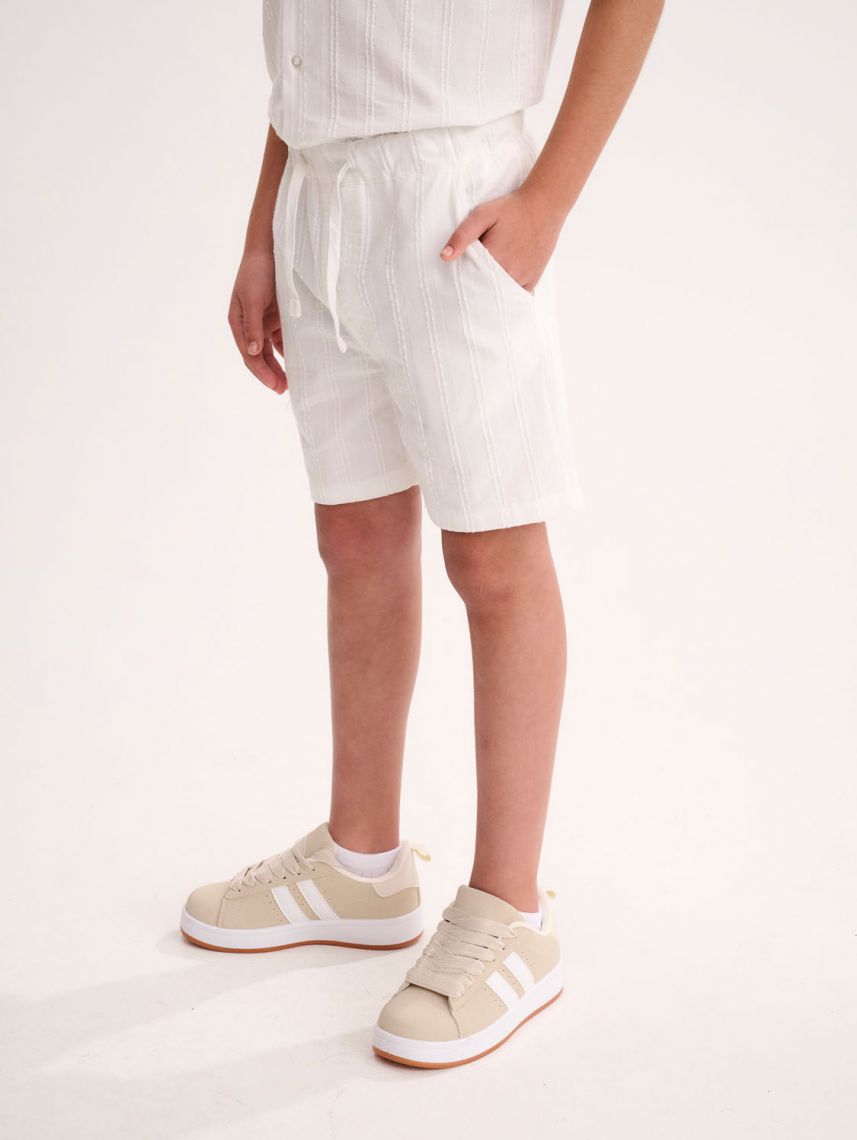 מכנסיים קצרים במראה פשתן