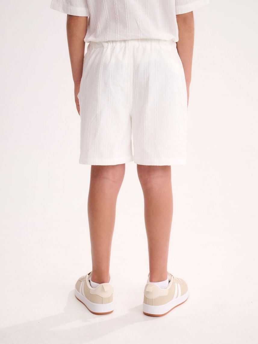 מכנסיים קצרים במראה פשתן