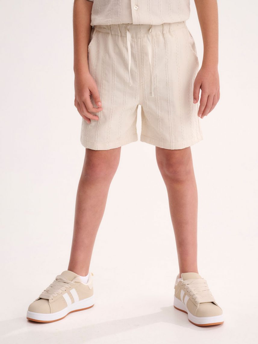 מכנסיים קצרים במראה פשתן