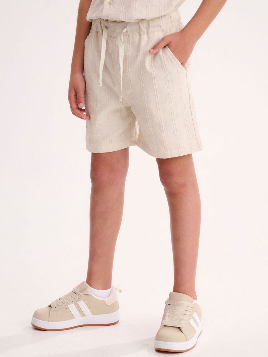 מכנסיים קצרים במראה פשתן
