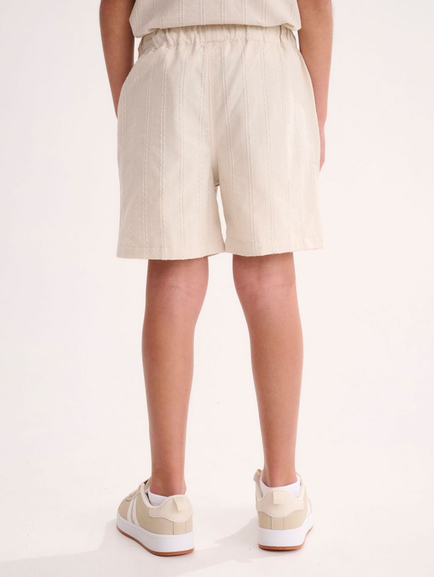 מכנסיים קצרים במראה פשתן