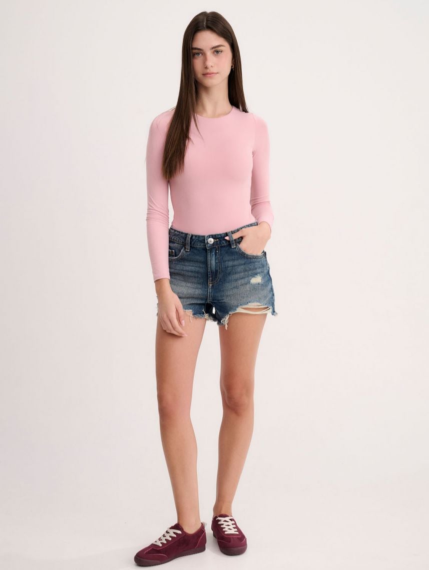 ג’ינס קצר עם קרעים