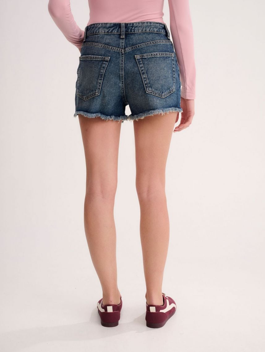 ג’ינס קצר עם קרעים