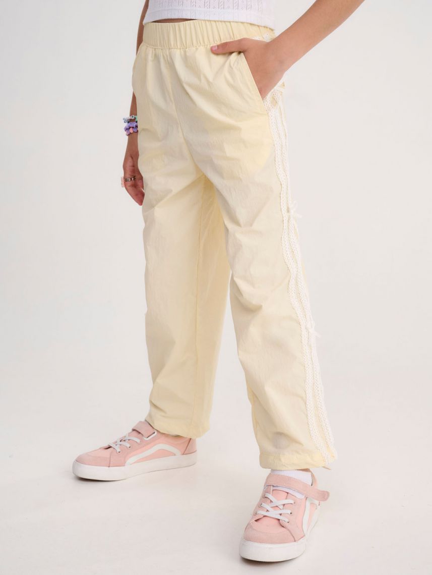 מכנסיים מעוטרים פפיונים