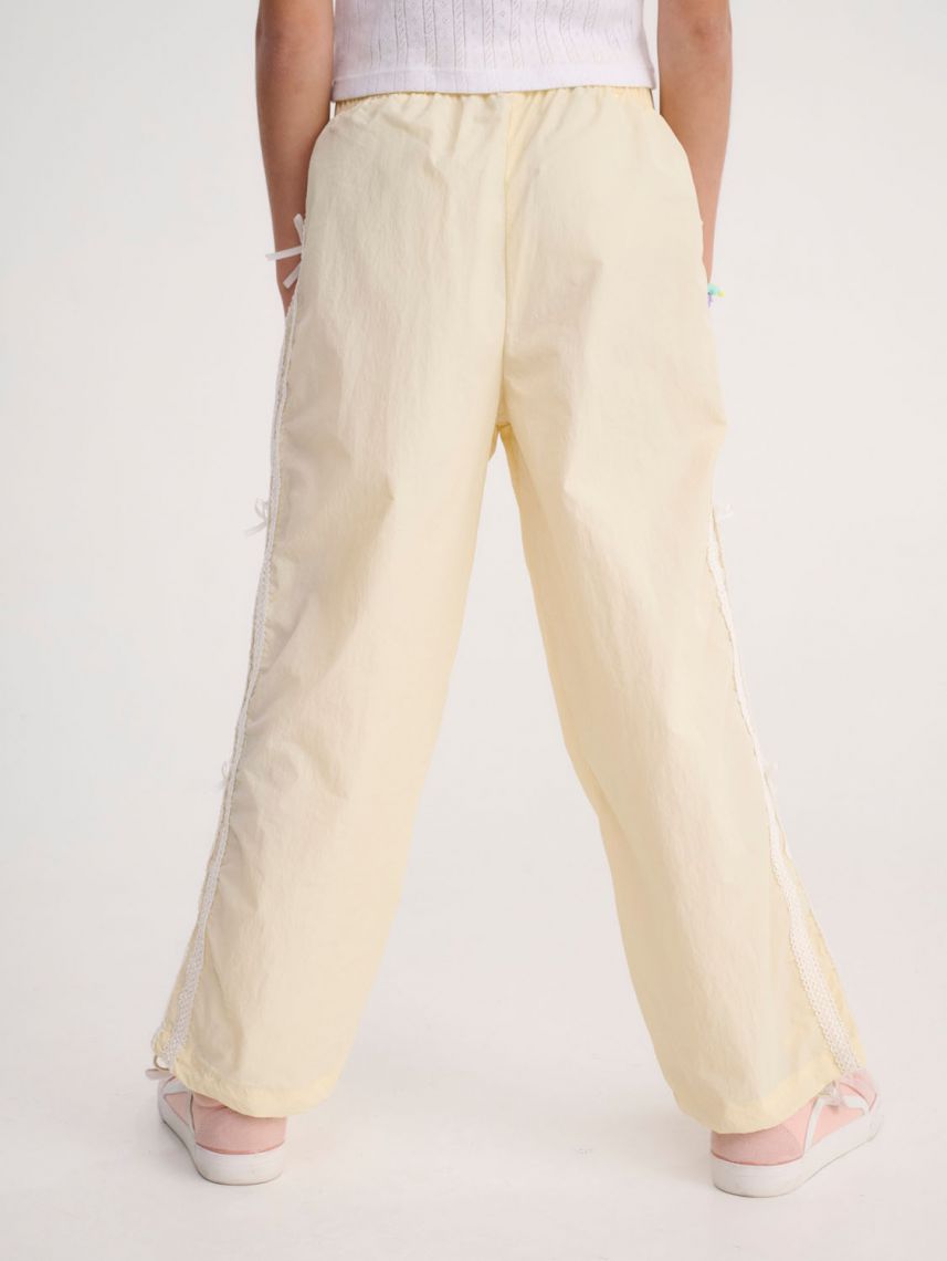 מכנסיים מעוטרים פפיונים