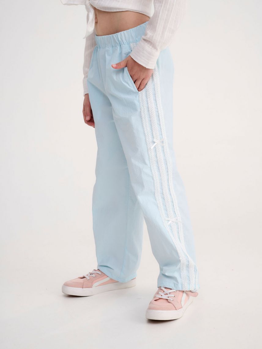 מכנסיים מעוטרים פפיונים