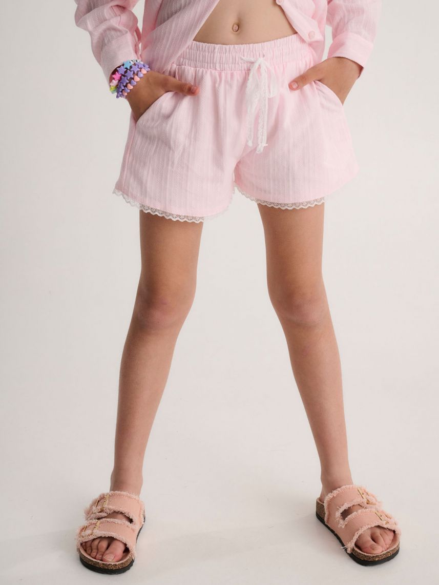 מכנסיים קצרים עם תחרה