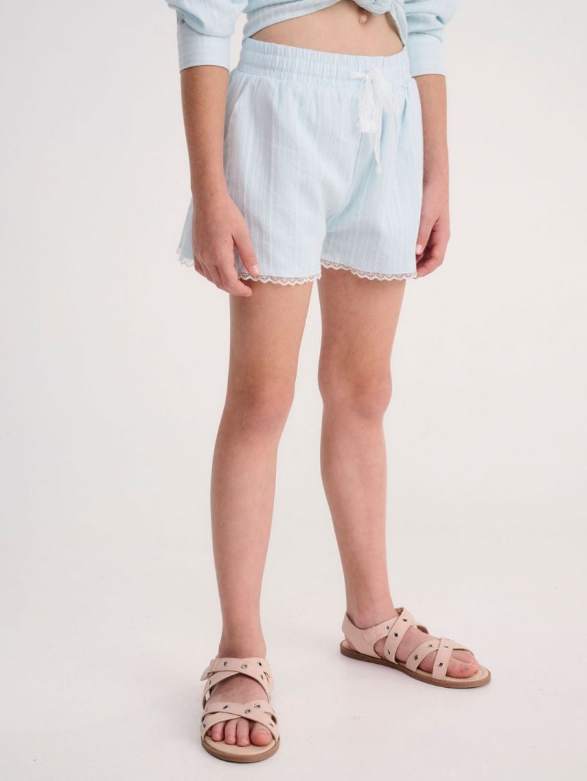 מכנסיים קצרים עם תחרה