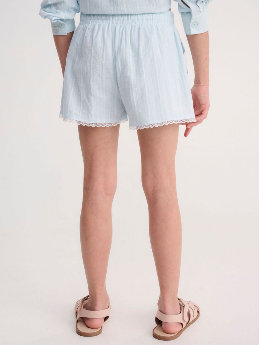 מכנסיים קצרים עם תחרה