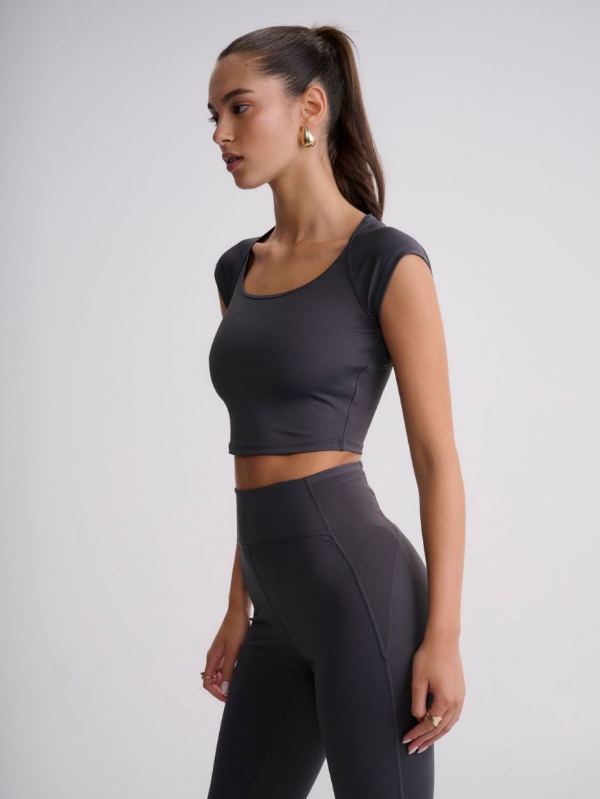 חולצת אקטיב קצרה