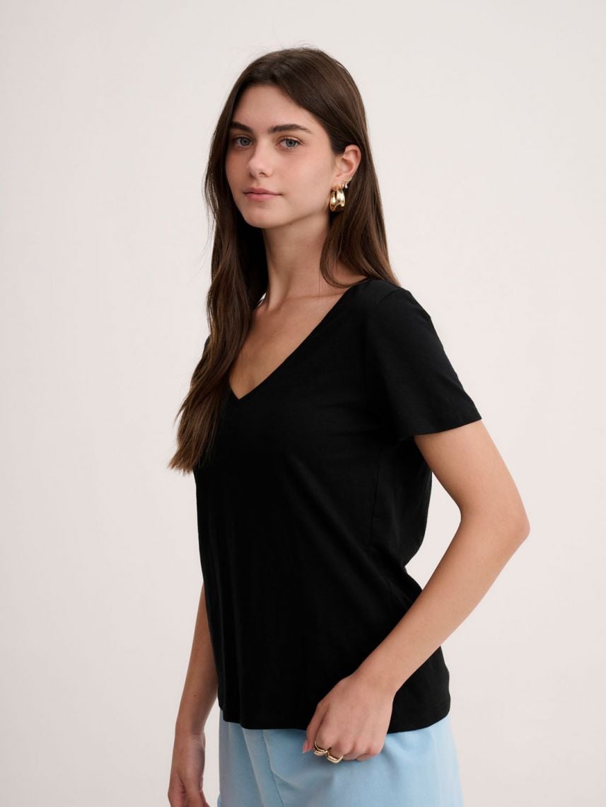 טי-שירט V עמוק