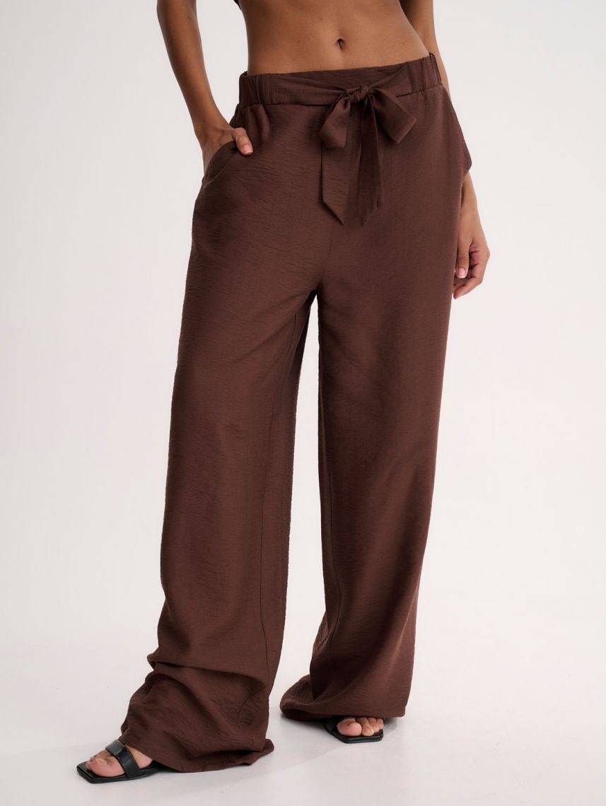 מכנסיים רחבים עם חגורה