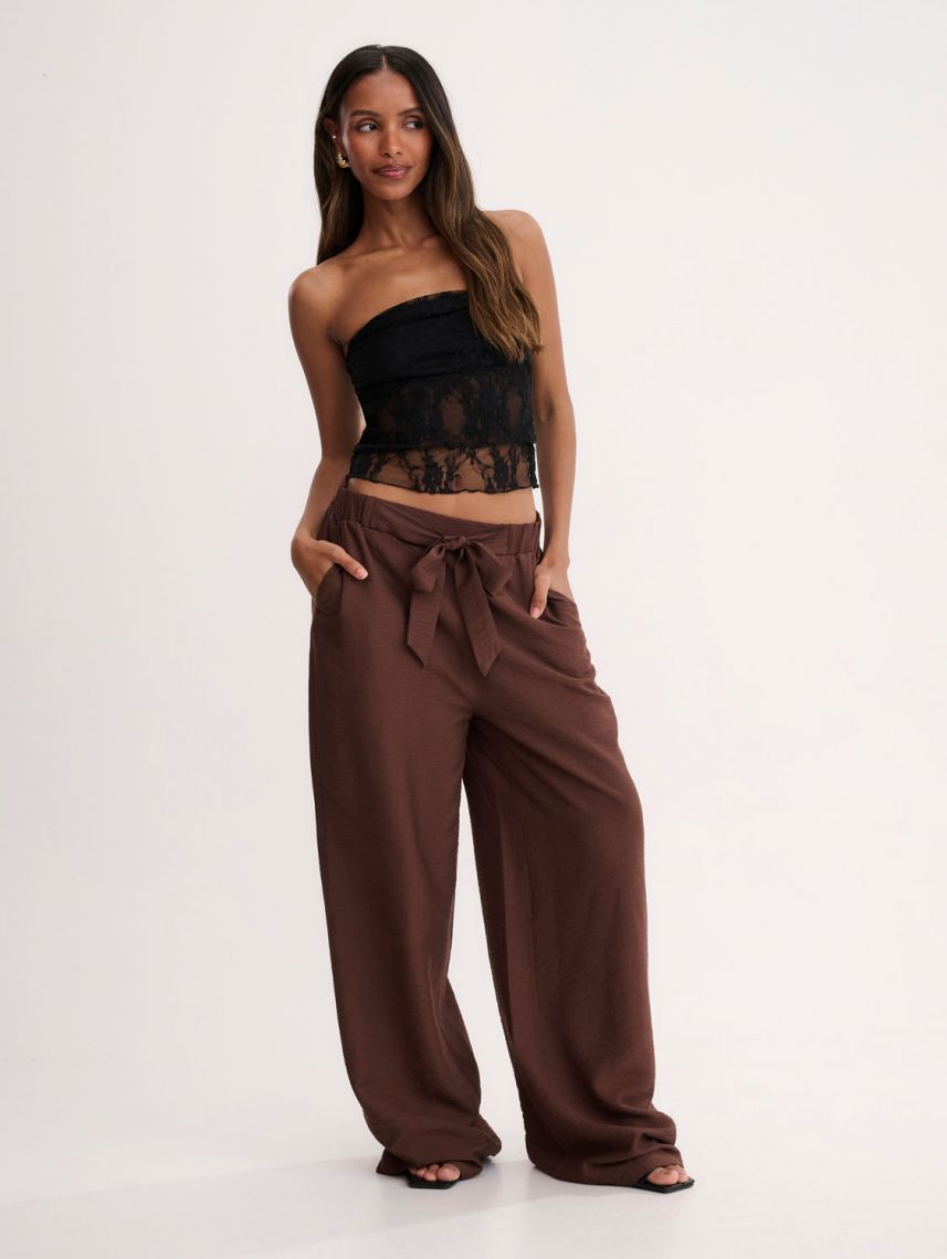 מכנסיים רחבים עם חגורה