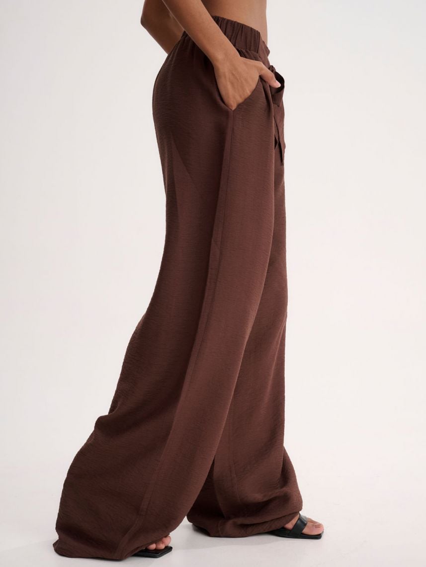 מכנסיים רחבים עם חגורה