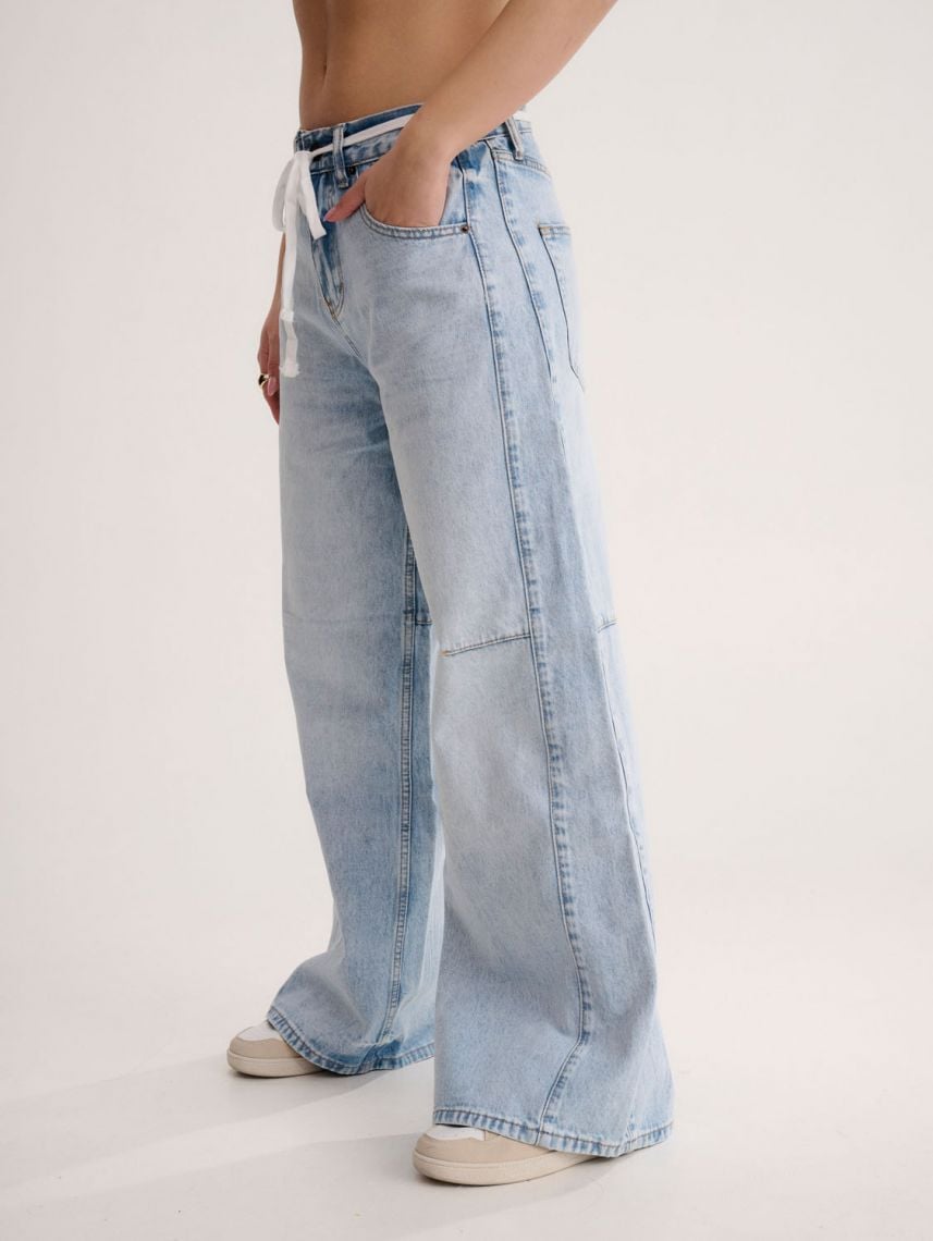 ג’ינס עם חגורת שרוך