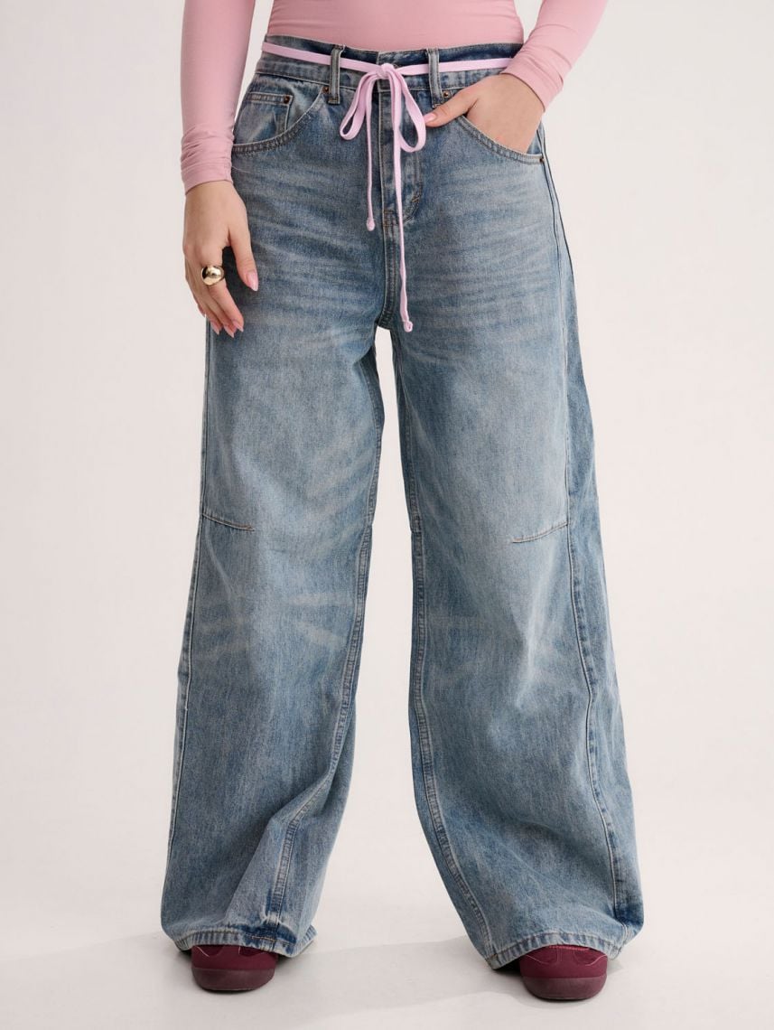 ג’ינס עם חגורת שרוך