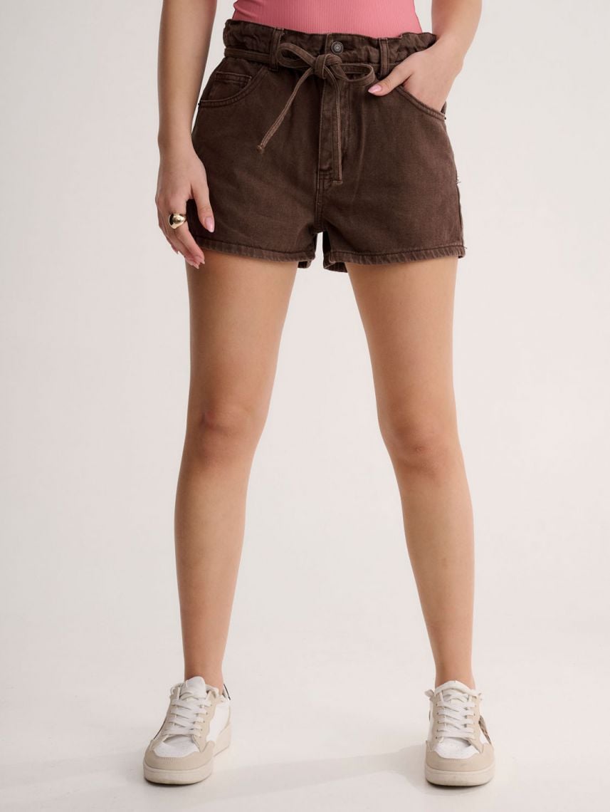 ג’ינס קצר עם חגורת שרוך