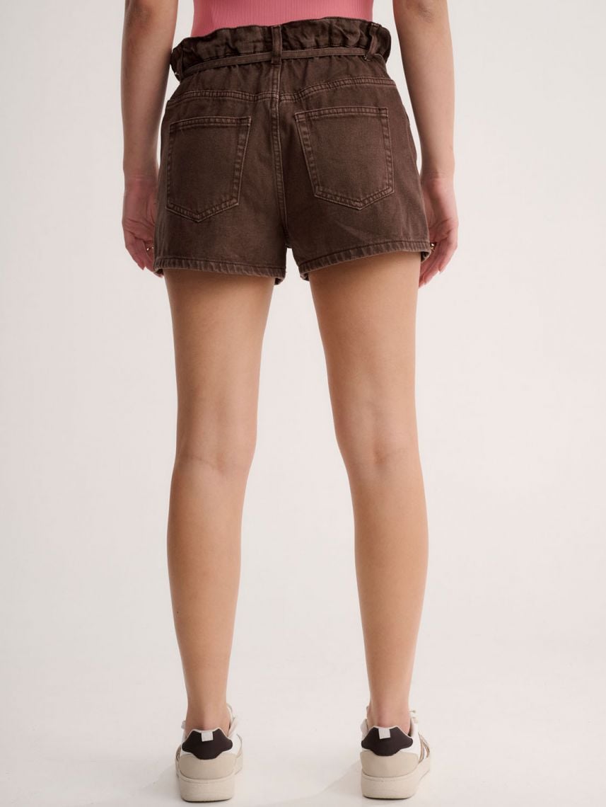 ג’ינס קצר עם חגורת שרוך