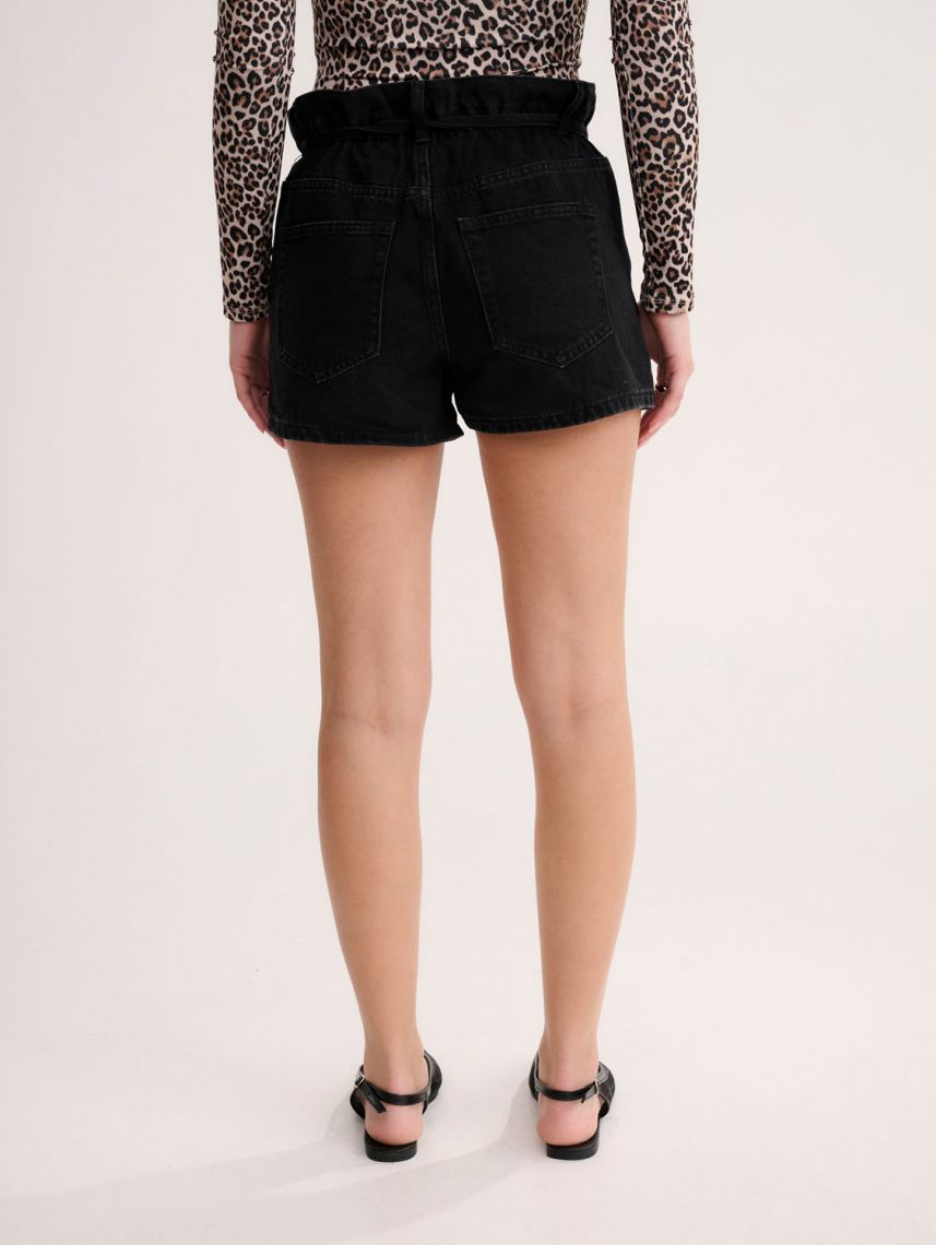 ג’ינס קצר עם חגורת שרוך