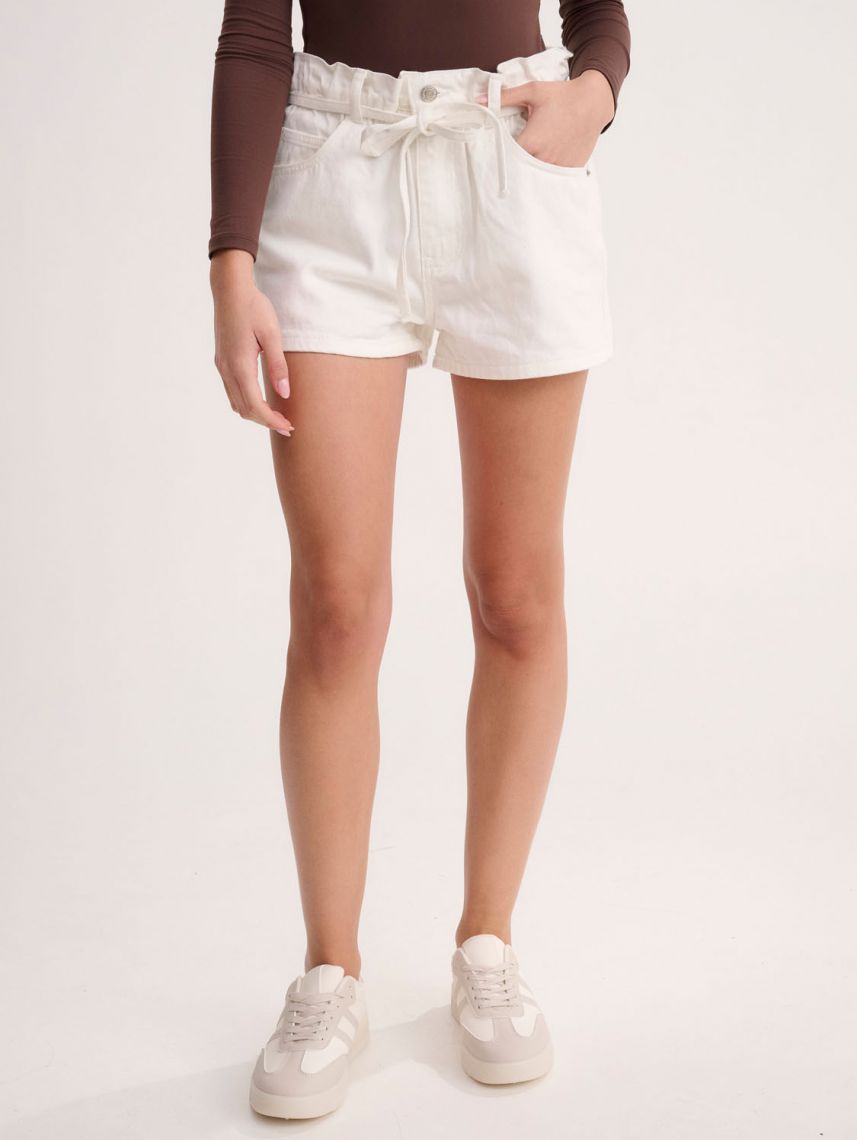 ג’ינס קצר עם חגורת שרוך