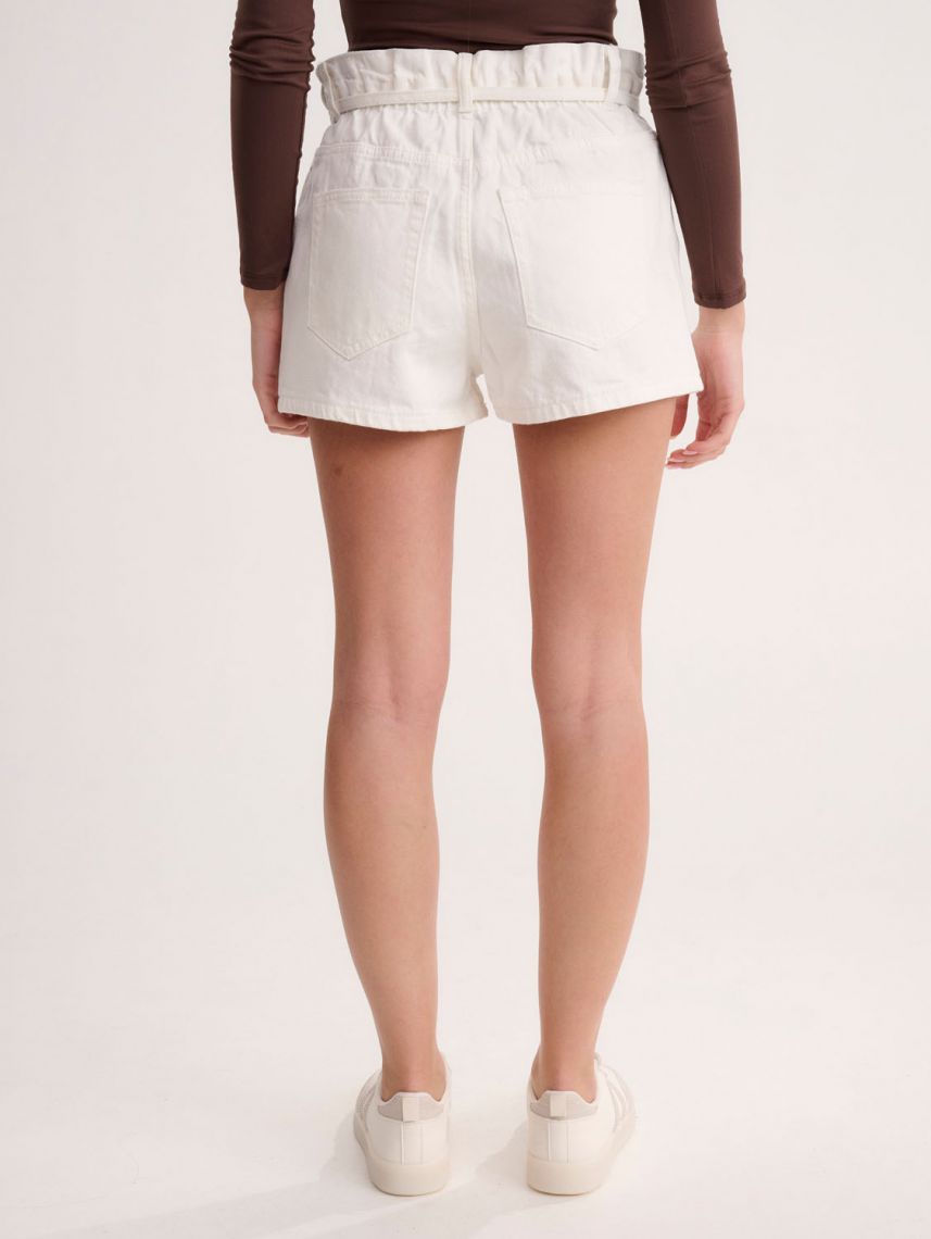 ג’ינס קצר עם חגורת שרוך