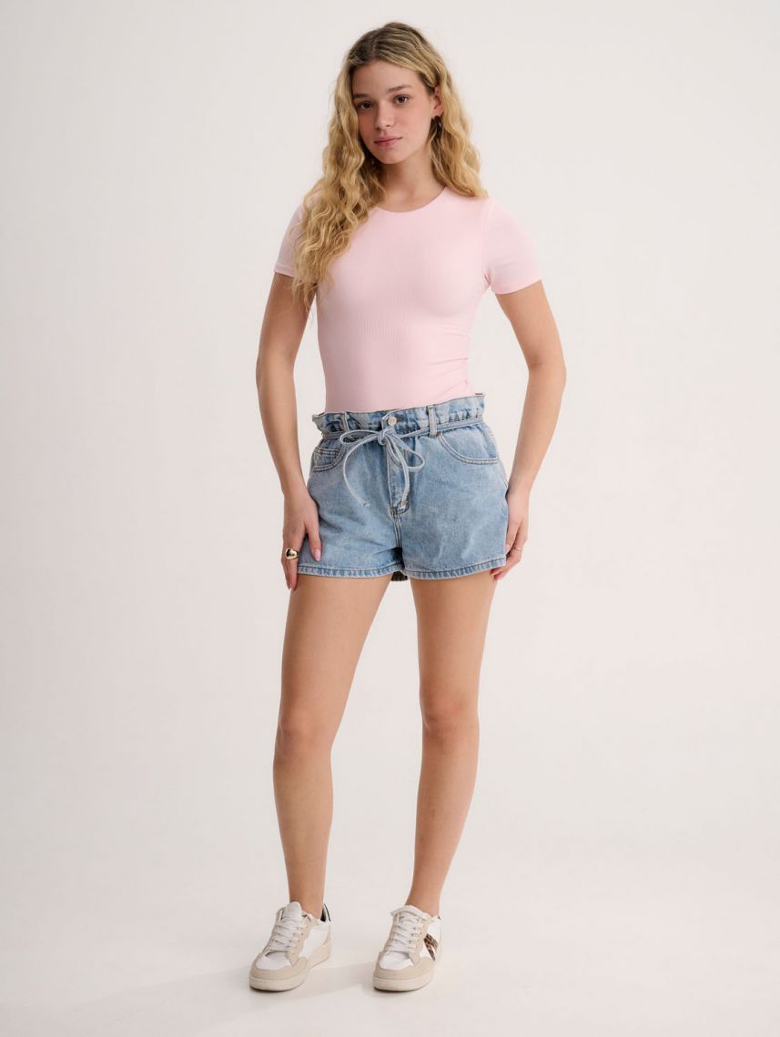 ג’ינס קצר עם חגורת שרוך