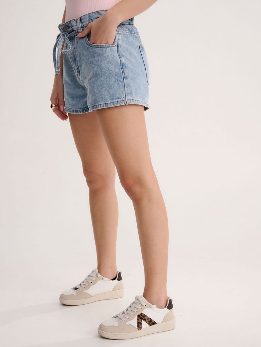 ג’ינס קצר עם חגורת שרוך