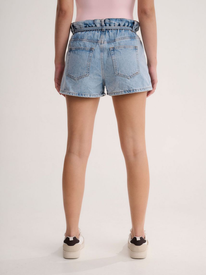 ג’ינס קצר עם חגורת שרוך