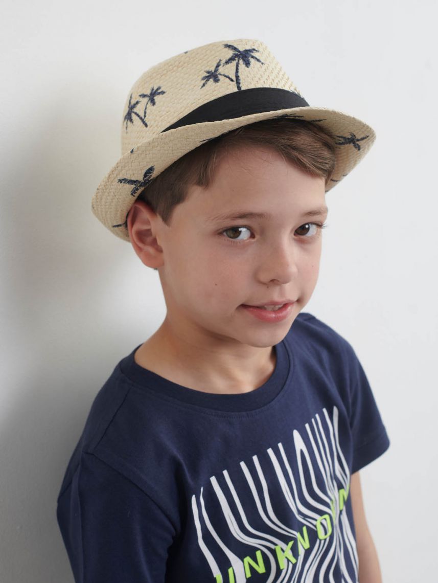 כובע קש לבנים