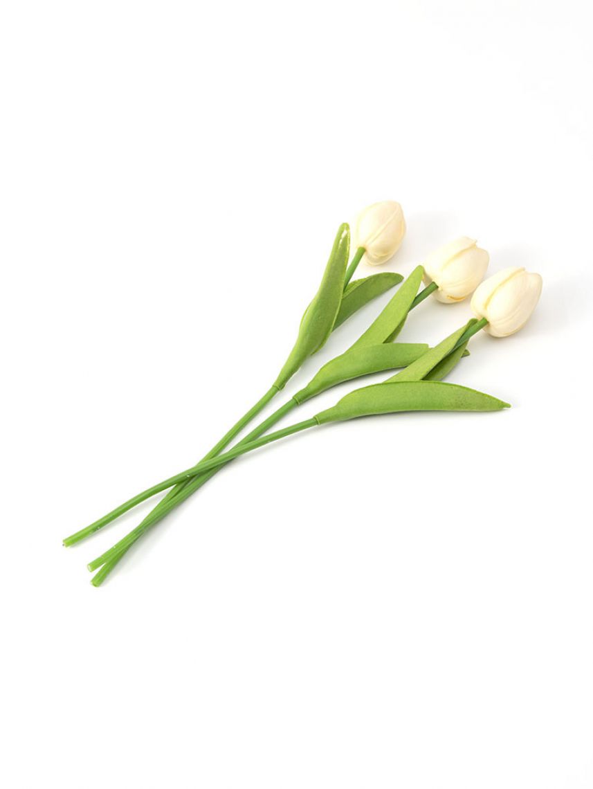 שלושה ורדים צבעוניים מפלסטיק