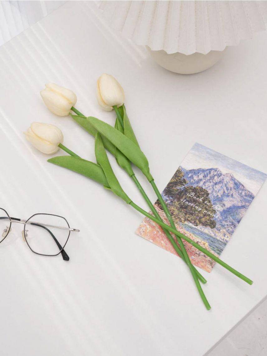 שלושה ורדים צבעוניים מפלסטיק