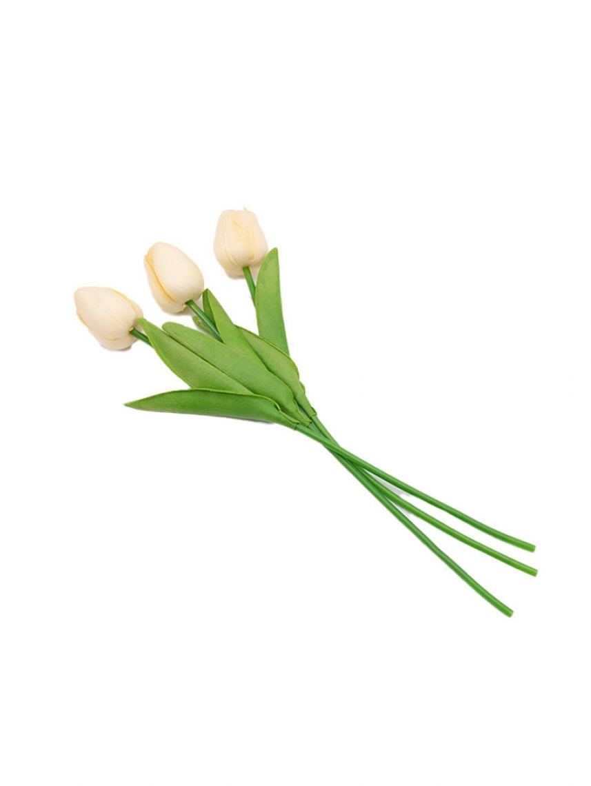 שלושה ורדים צבעוניים מפלסטיק