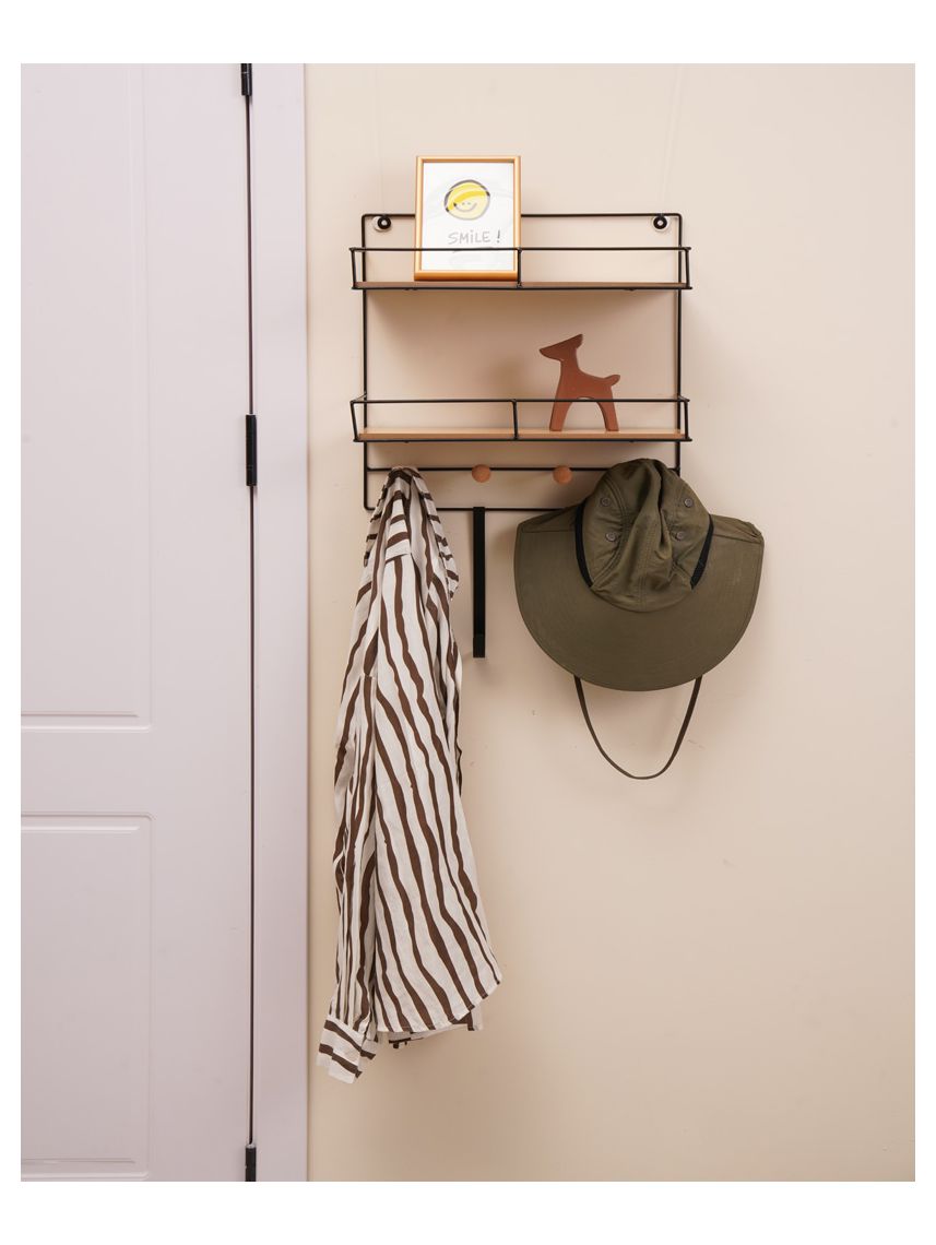 מתלה עם מדפים