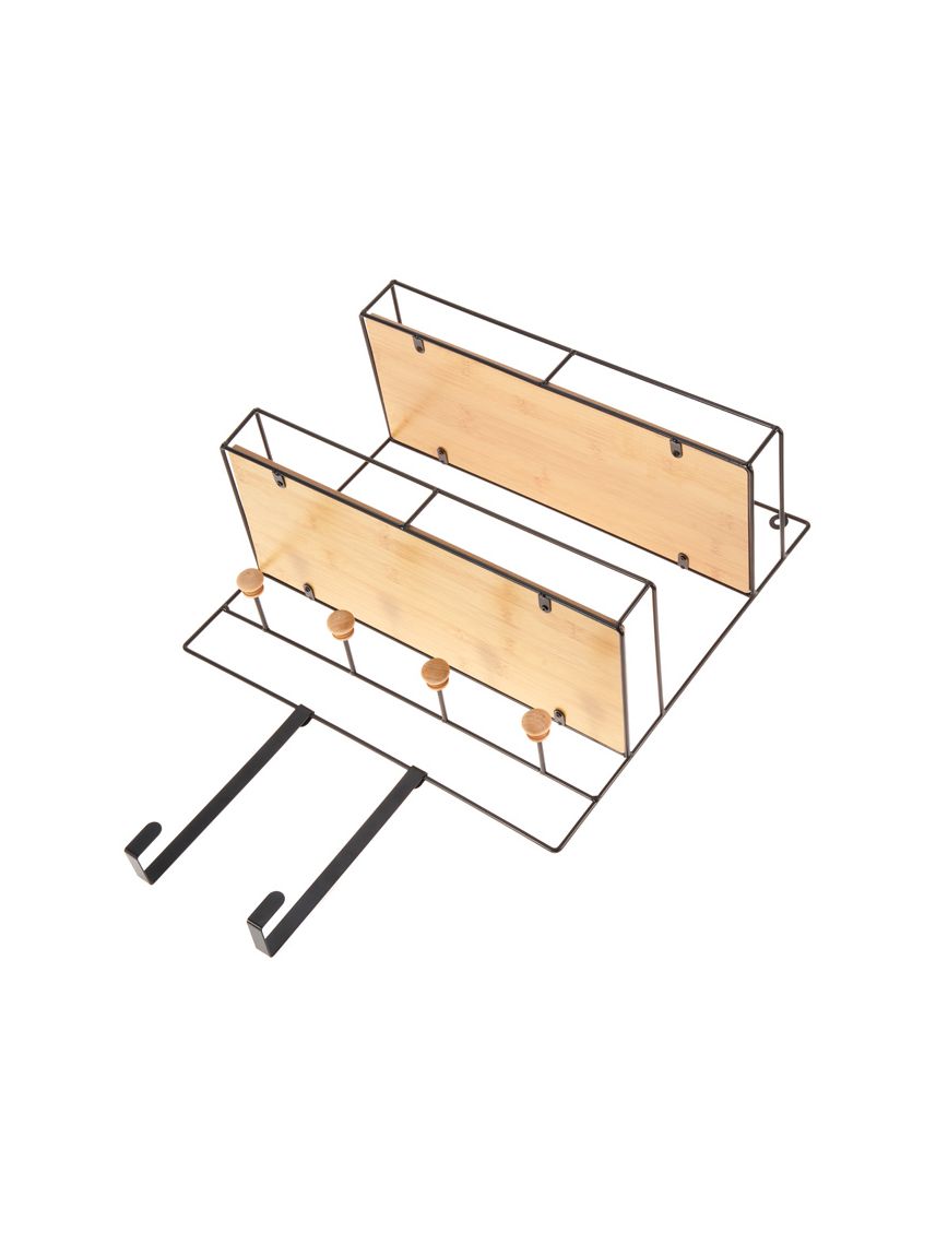 מתלה עם מדפים