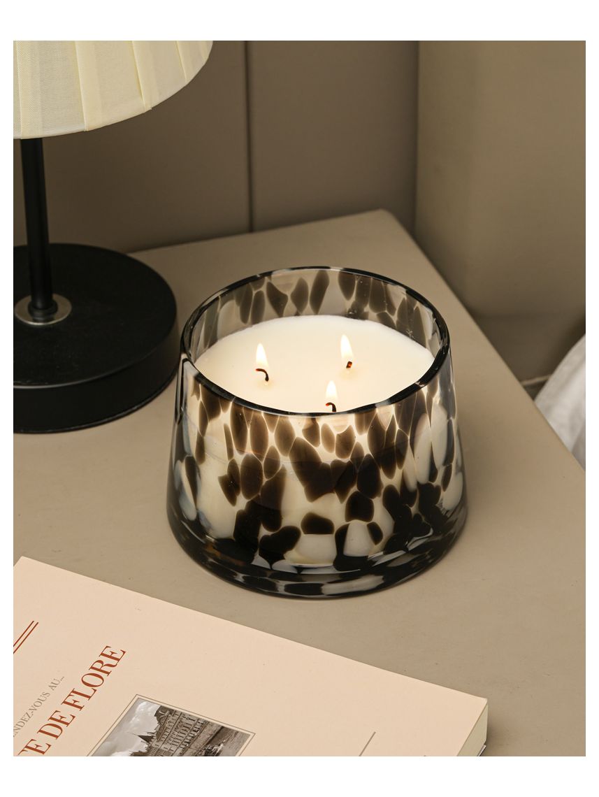 נר במעמד זכוכית מנומר