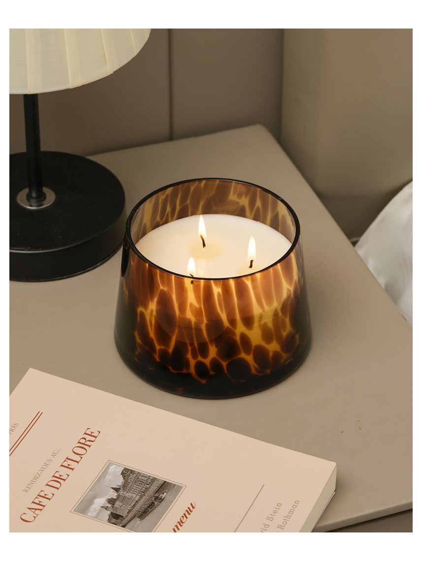 נר במעמד זכוכית מנומר