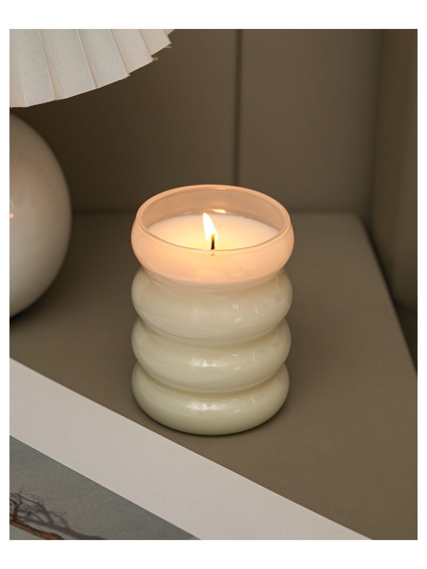 נר במעמד זכוכית מעוצב