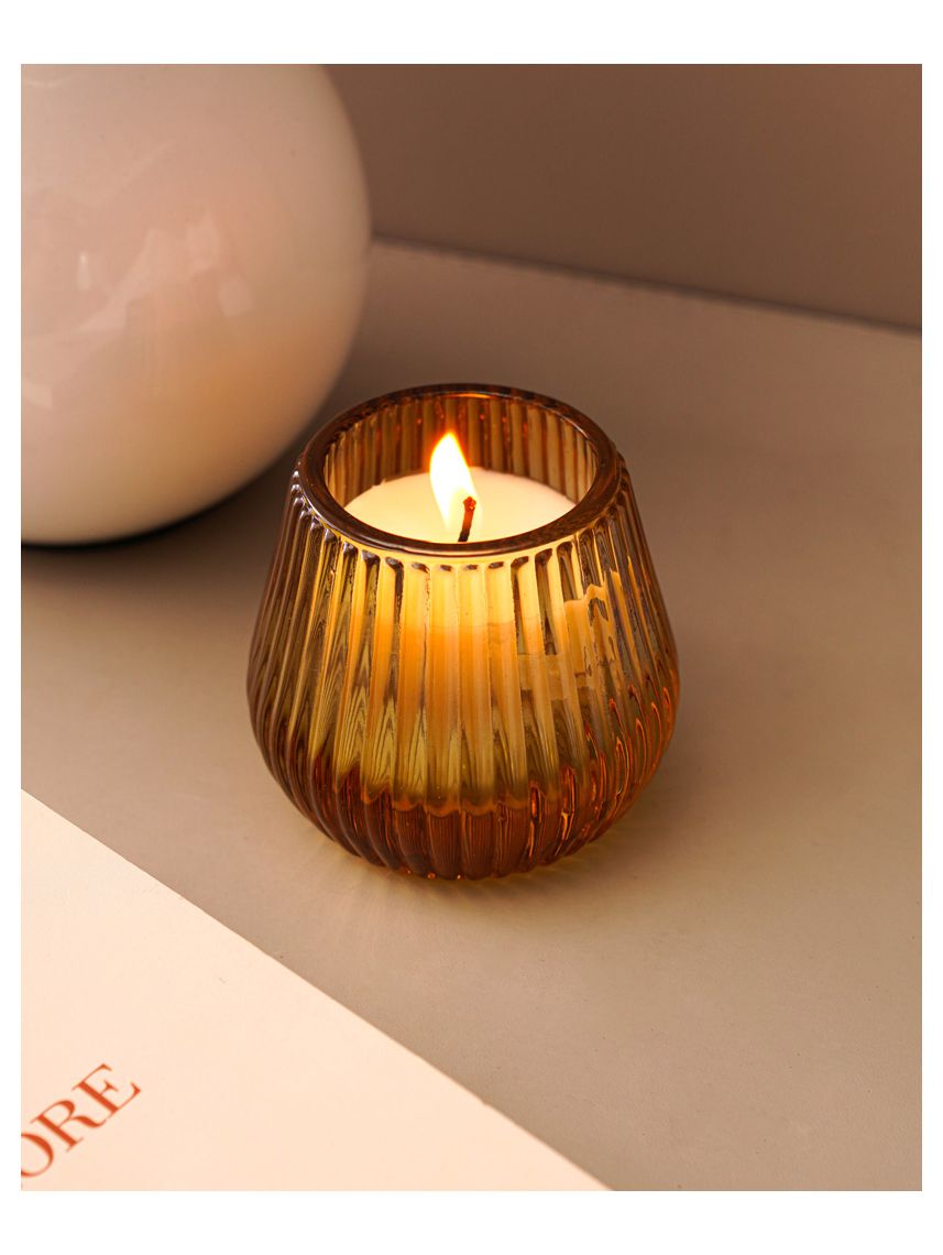 נר במעמד זכוכית צבעוני