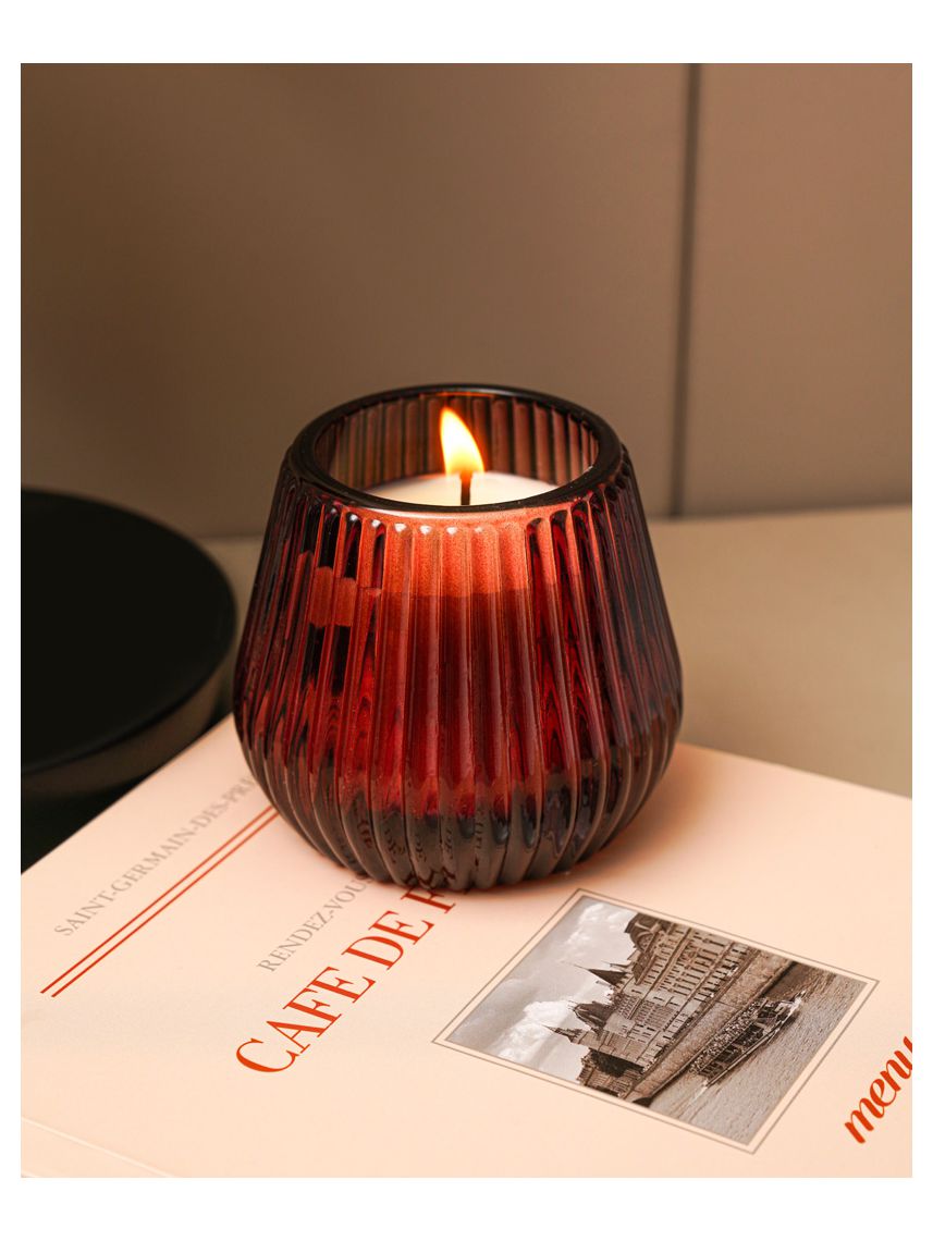 נר במעמד זכוכית צבעוני