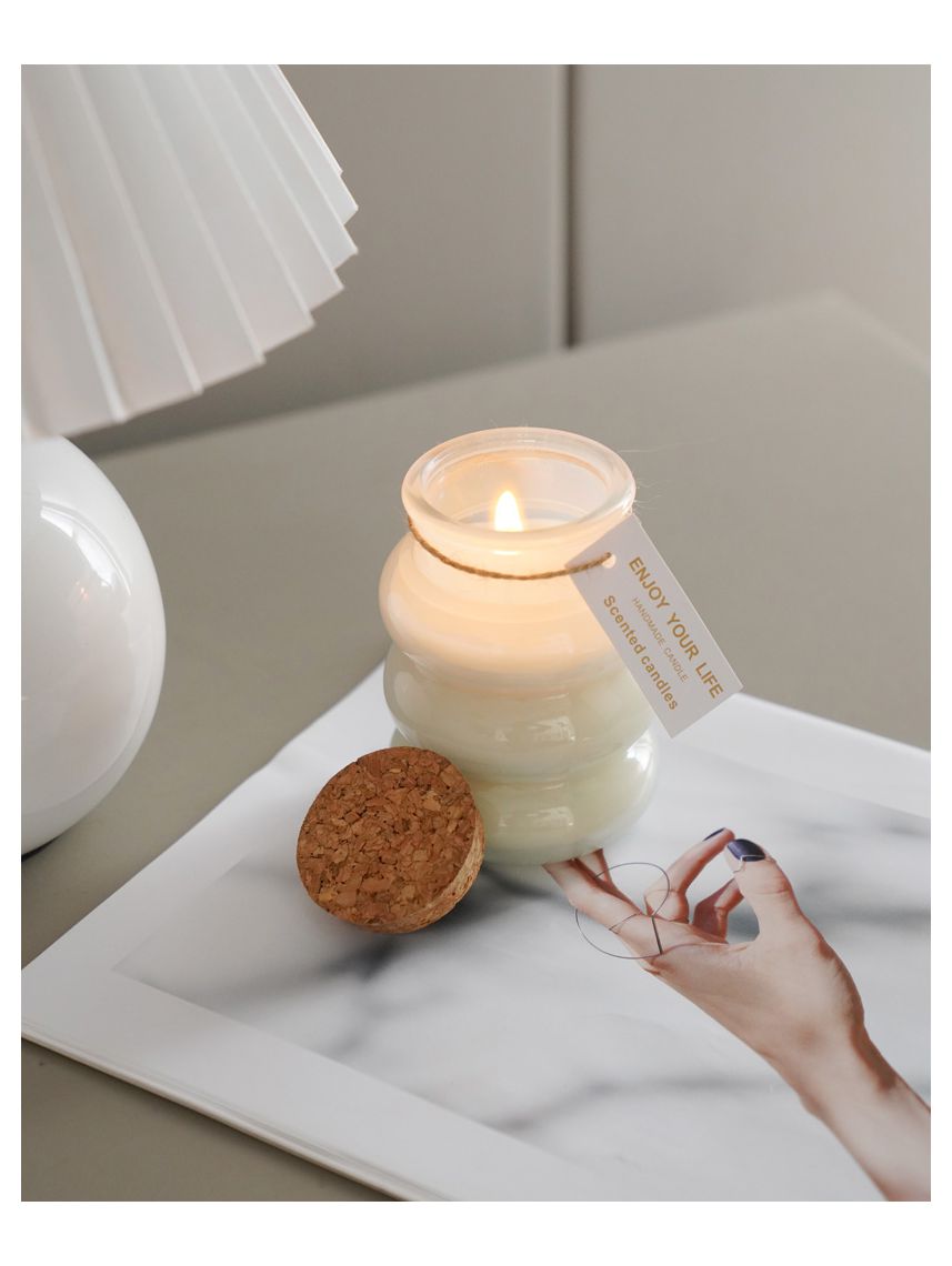 נר במעמד זכוכית דקורטיבי