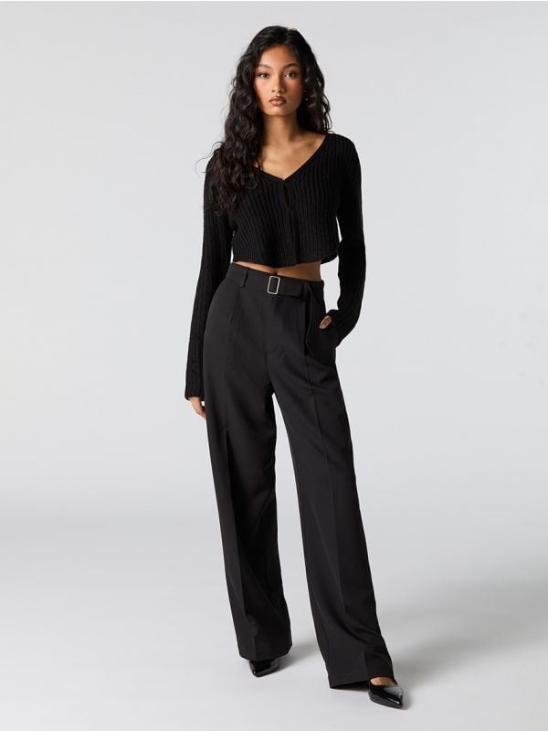 מכנסיים מחויטים עם חגורה