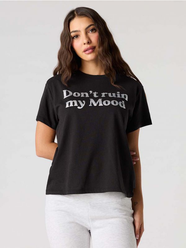 טי-שירט בוקסי עם כיתוב