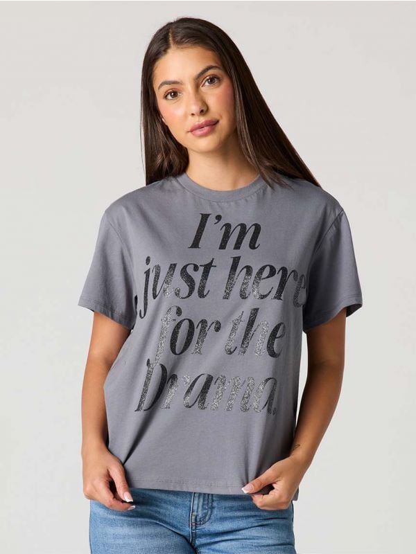 טי-שירט בוקסי עם כיתוב