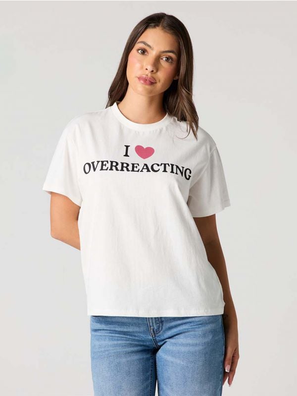 טי-שירט בוקסי עם כיתוב