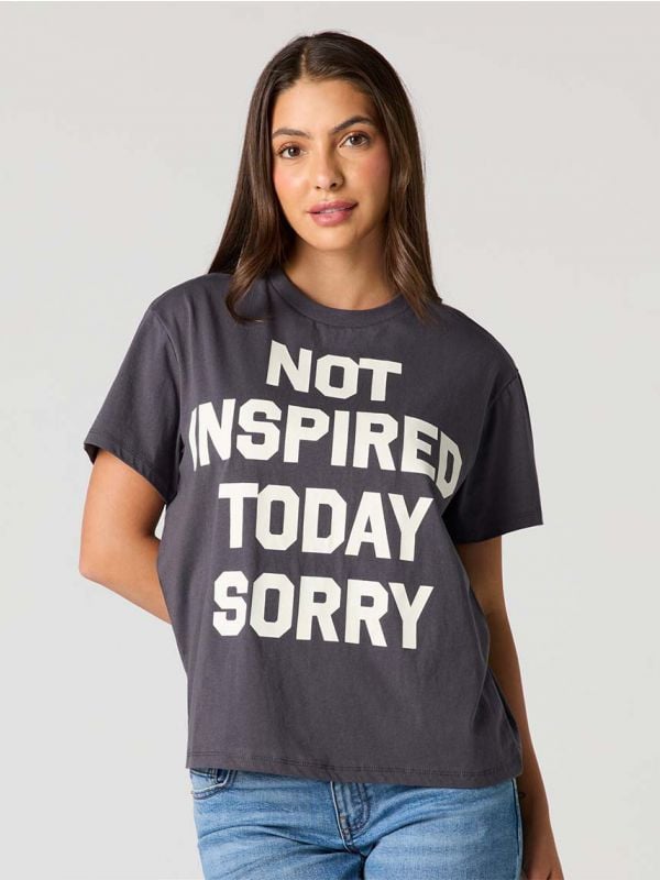 טי-שירט בוקסי עם כיתוב