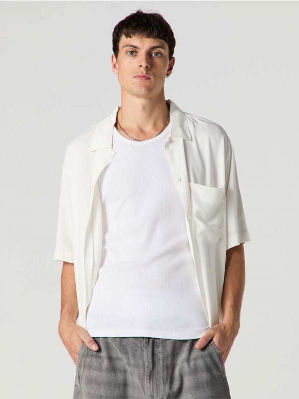 חולצה מכופתרת קצרה